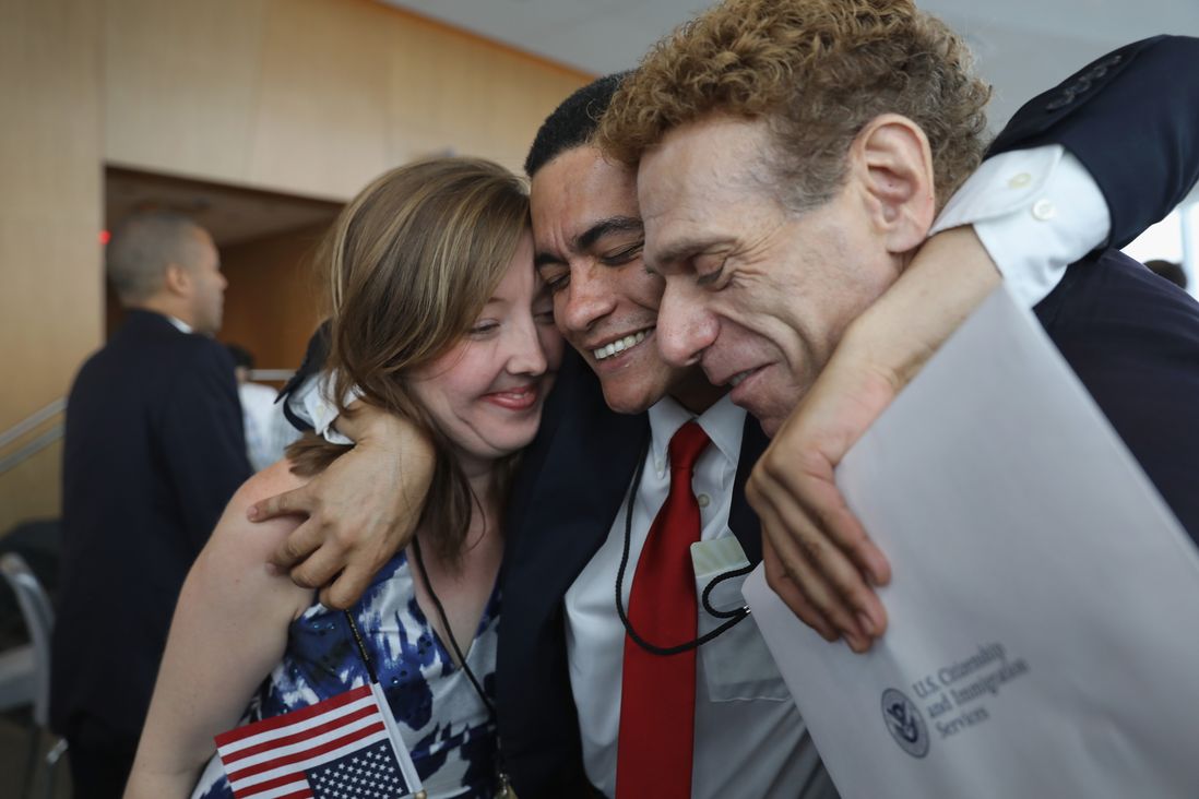 Brazilian immigrant Gleidson Hoffman (C), celebrates after becoming an American citizen at a naturalization ceremony held in the One World Trade Center on August 15, 2017 in New York City<br>